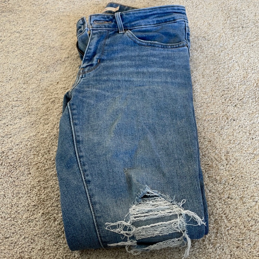 Levi’s Distresses 711 Skinny Jeans